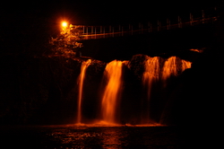 Chute d'eau de nuit